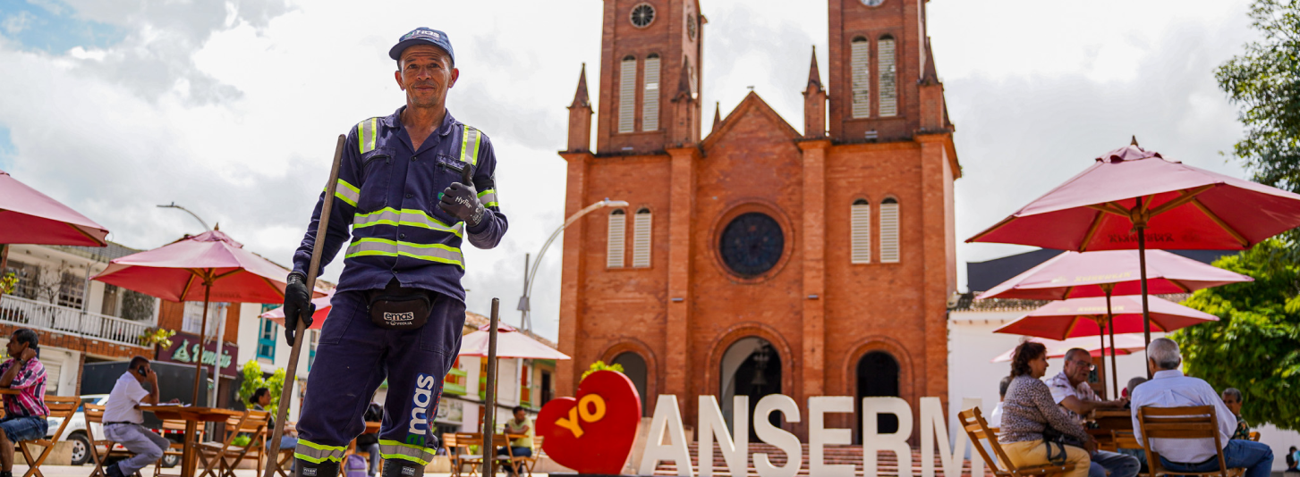 Operaria de aseo en un espacio urbano de Caldas.