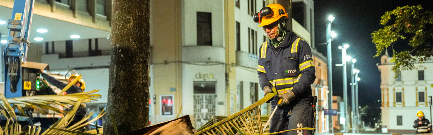 Operarios de EMAS realizando labores nocturnas de aseo urbano