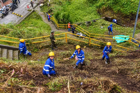 Mujeres trabajando en ladera