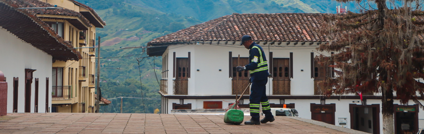 Operario de EMAS realizando labores de aseo en una plaza